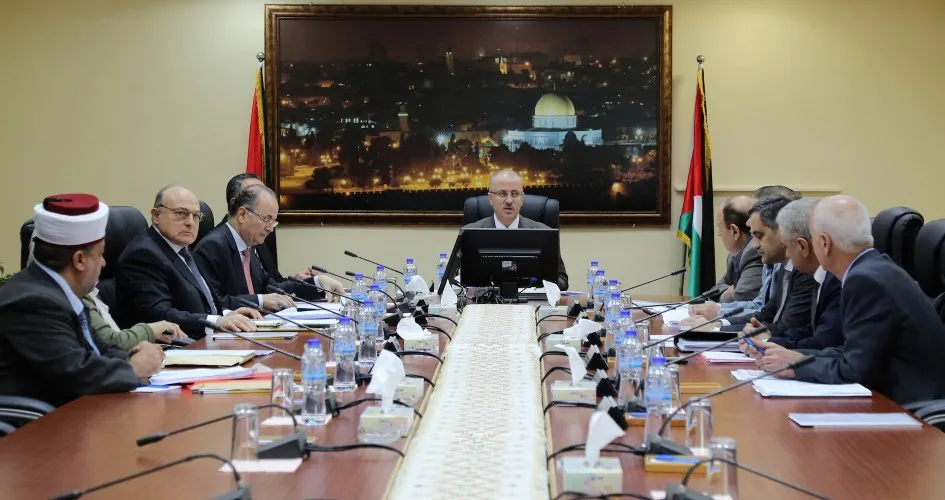 الحكومة تطالب حماس بتسليم القطاع وإصابة واعتقال العشرات في الضفة والقدس