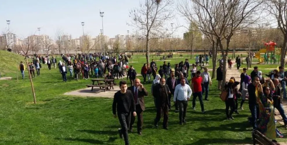 آهالي آمد يتوافدون إلى ساحة نوروز