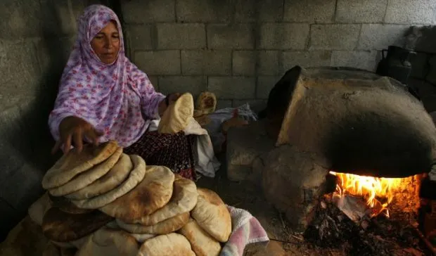 فرن الطين.. صديق مواطني غزة لمجابهة أزمة الكهرباء