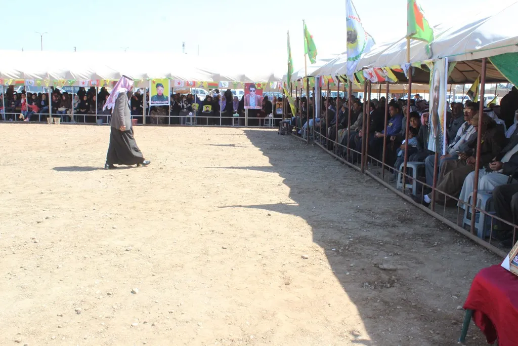 المئات يؤدون واجب العزاء لذوي الشهيد حسين الجمعة