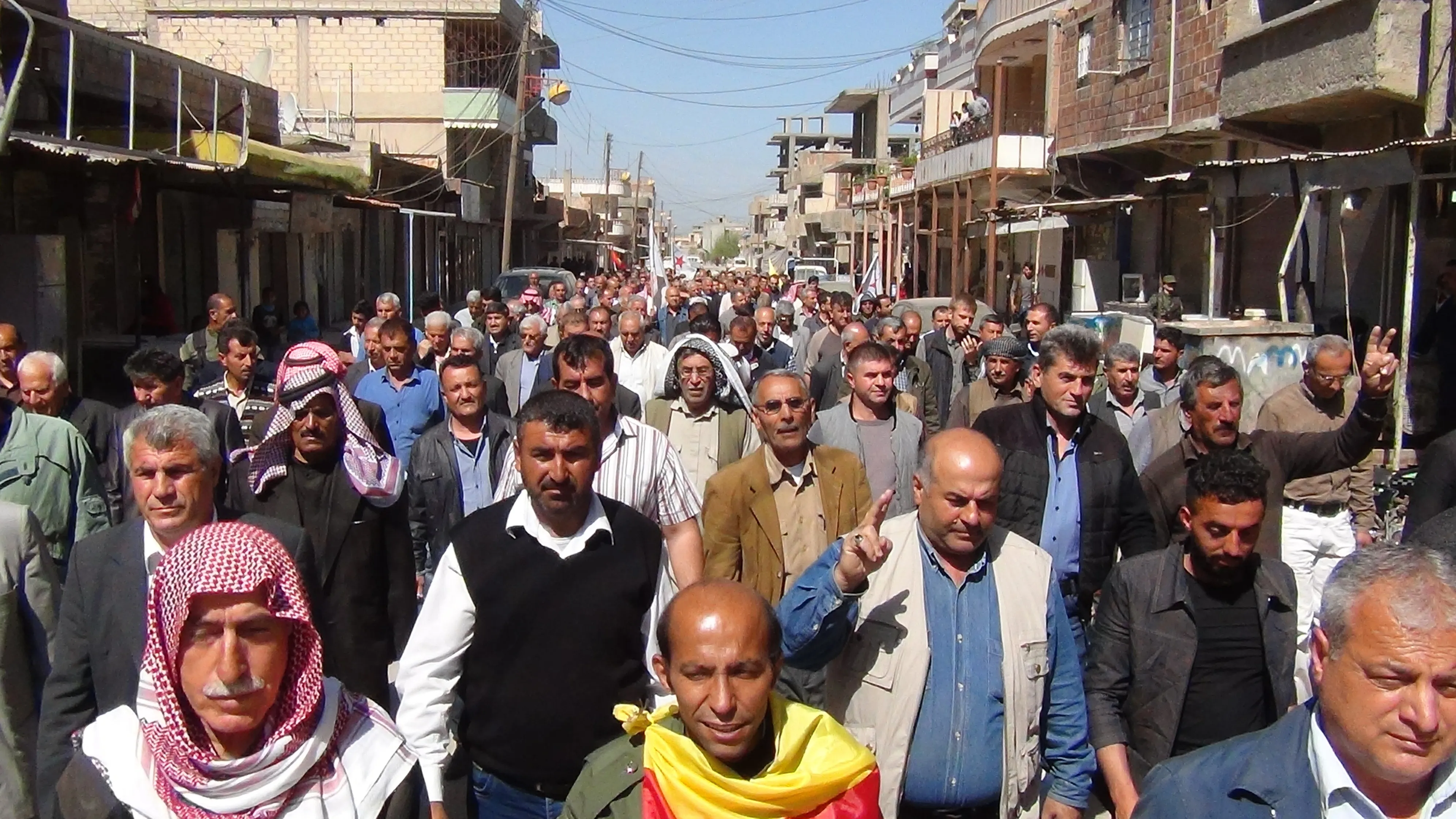 الآلاف من أهالي ديرك يصفون مجلس عنتاب بمجلس الخونة