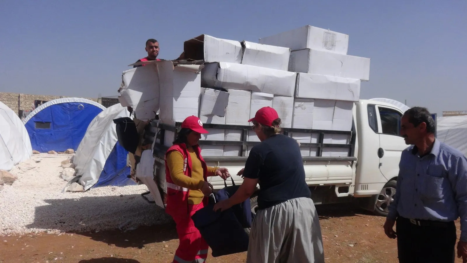 انشاء مخيم برخودان لمهجري عفرين وتوزيع المساعدات