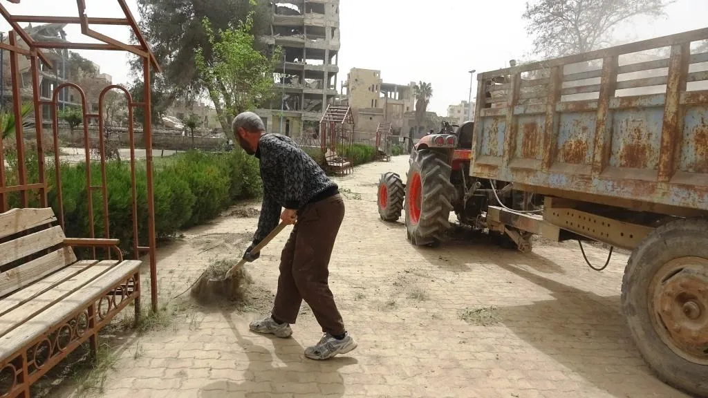 بلدية الشعب في الرقة تباشر بتأهيل حديقة الرشيد