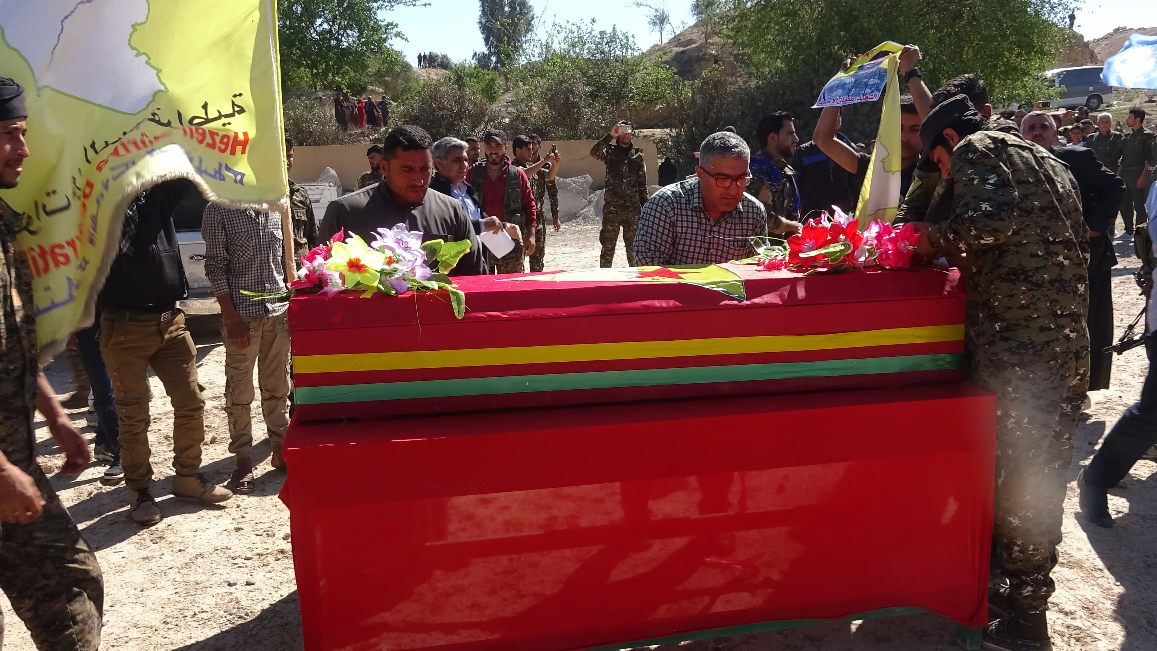جثمان الشهيد عدنان الأحمد يوارى الثرى بمراسم مهيبة