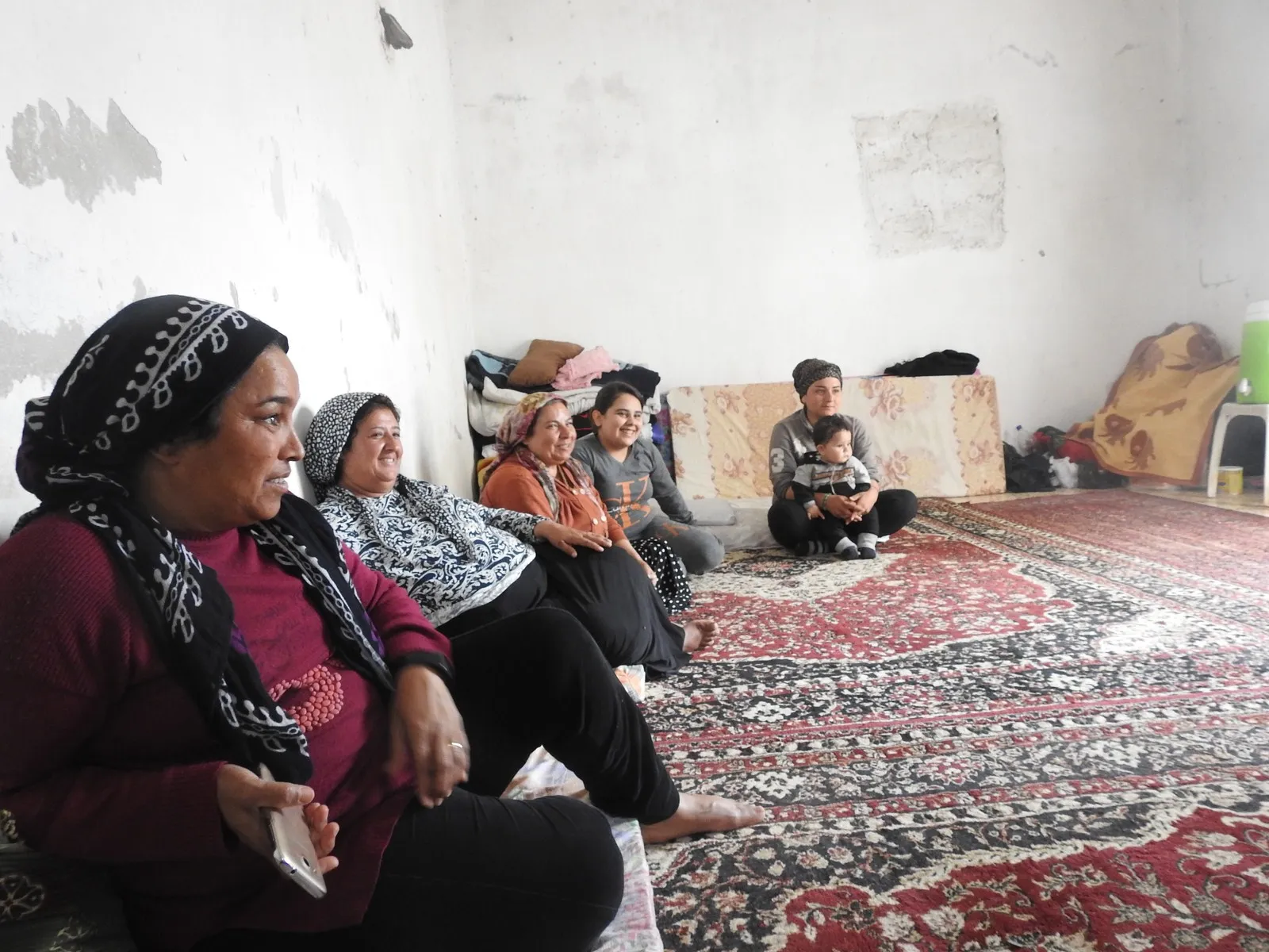 إحدى صور تقاسم أهالي عفرين المعاناة 10عوائل تتشارك منزلاً