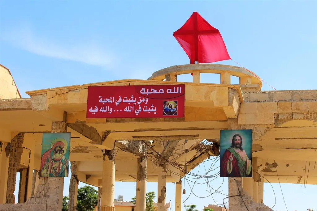المسلمون يهنؤون نصب الصليب في الطبقة والمسيحيون يبكون فرحاً