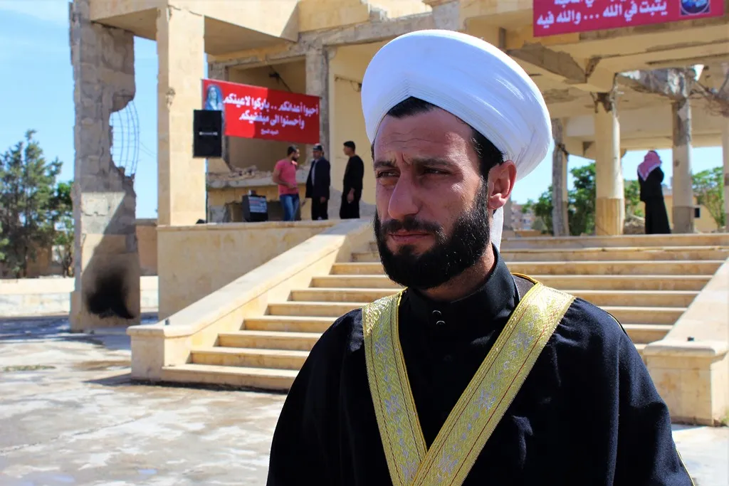 المسلمون يهنؤون نصب الصليب في الطبقة والمسيحيون يبكون فرحاً
