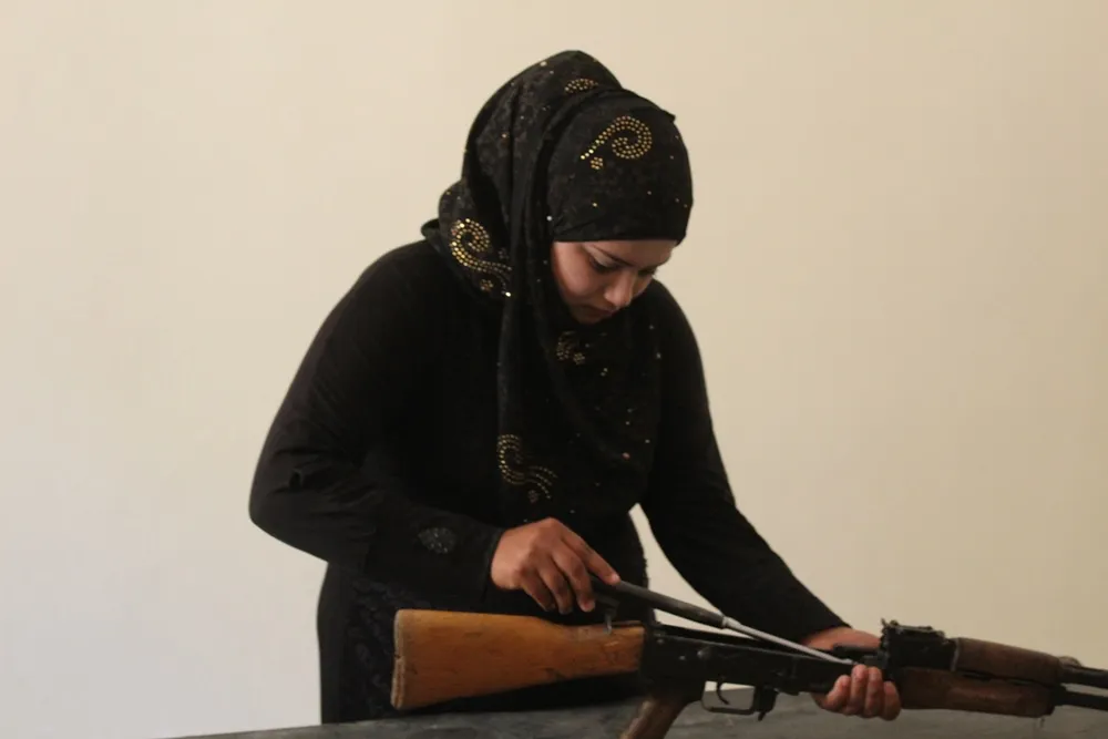 المرأة الشابة تكسر حاجز الخوف من حمل السلاح