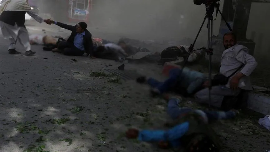 داعش يتبنى تفجيرات كابل وارتفاع حصيلة الضحايا إلى 25 شخص بينهم صحفيين