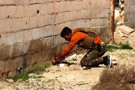فرق إزالة الألغام... تنقذ المئات من موت محقق