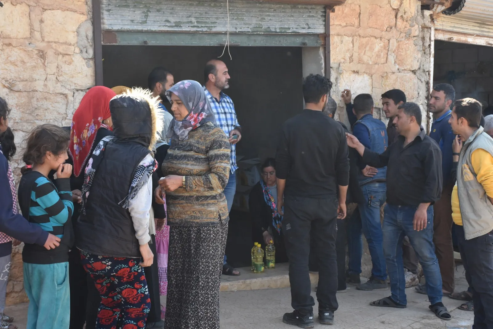 توزيع المساعدات الغذائية المرسلة من الجزيرة والفرات على أهالي عفرين