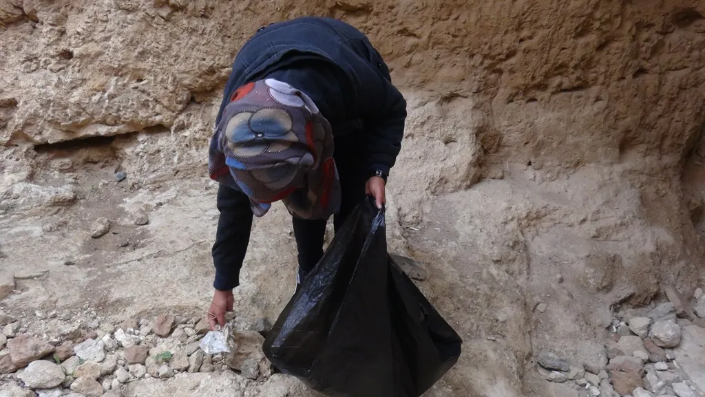 المرأة الشابة في الطبقة تنفض الغبار عن التراث الإنساني