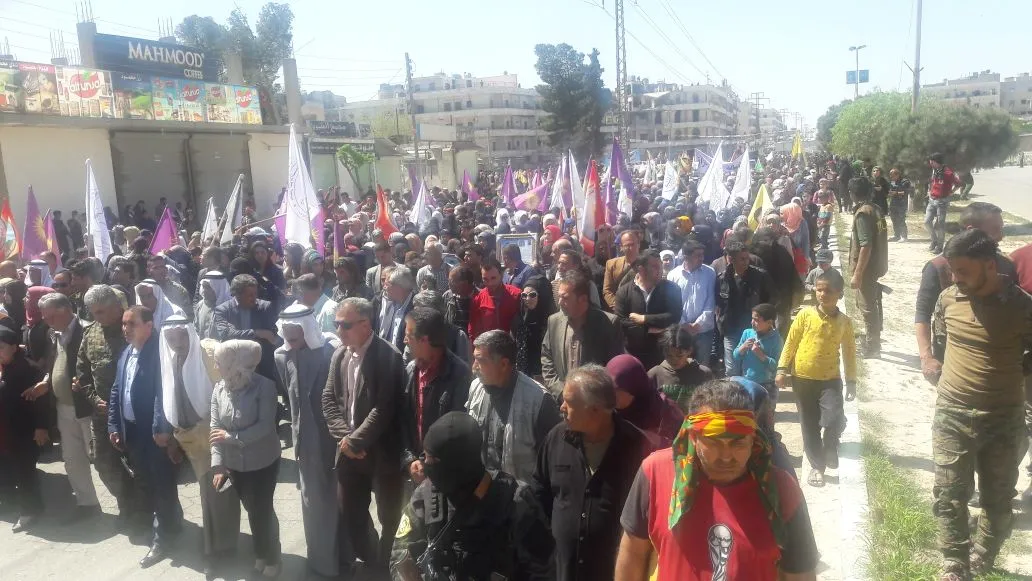 عشرات الآلاف  من السوريين يتظاهرون وسط منبج رداً على الاحتلال التركي