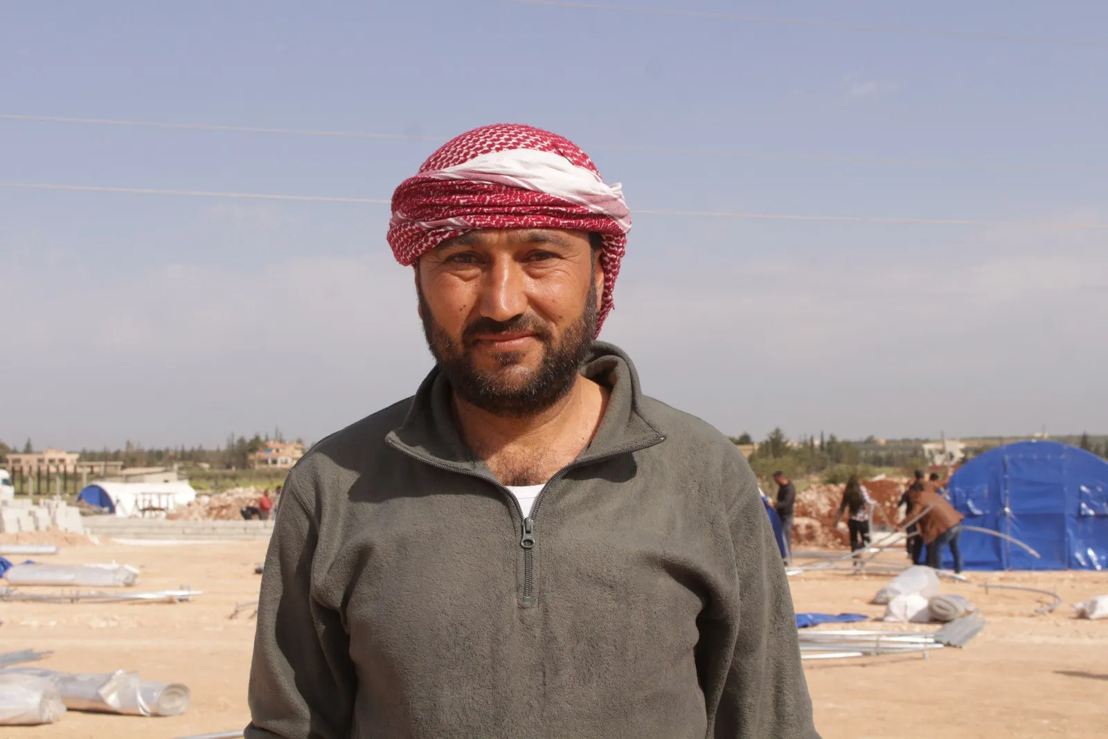 البدء بنصب الخيم في مخيم العصر بالشهباء