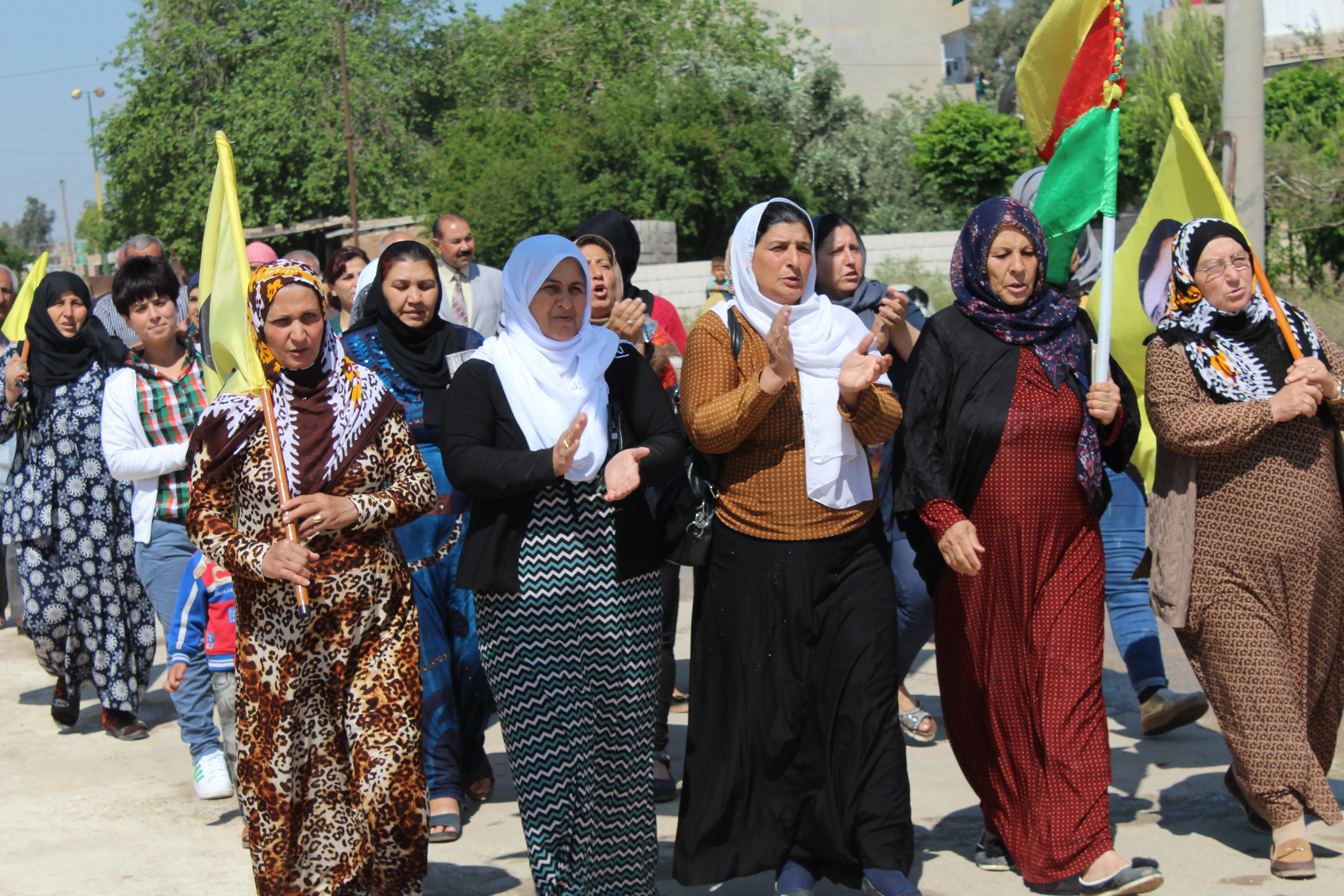 تقديم واجب العزاء لذوي الشهيد ديار في قامشلو