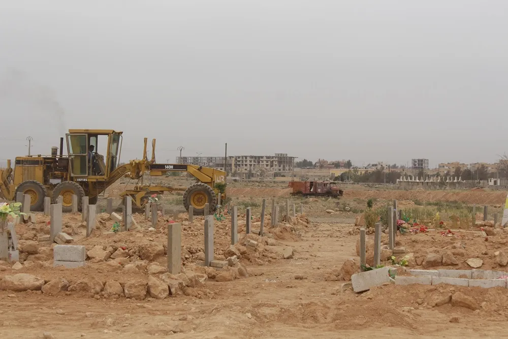 مؤسسة الانشاءات تبدأ بتزيين مزار الشهداء في الطبقة
