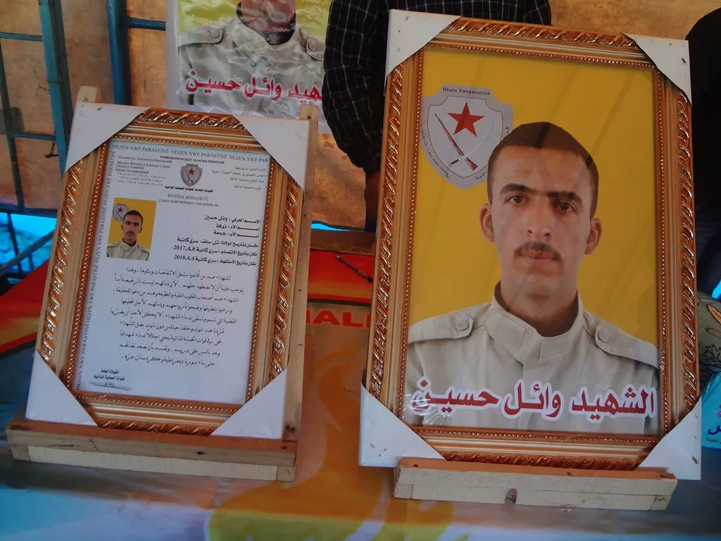 تقديم واجب العزاء لذوي الشهيد وائل
