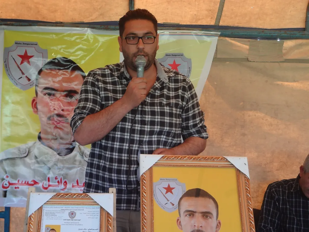 تقديم واجب العزاء لذوي الشهيد وائل