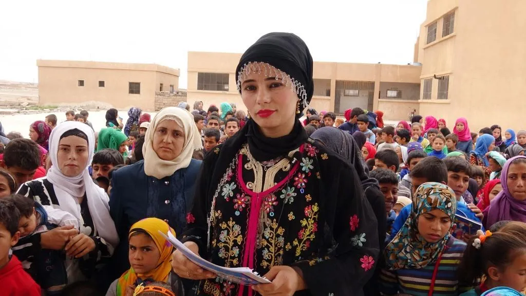 عرض مسرحي وتوزيع هدايا في دير الزور