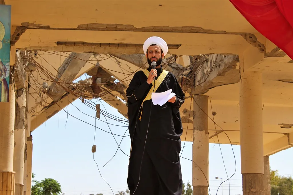 المسيحيون يزيحون الستار عن أول صليب ينصب في الطبقة بعد تحريرها