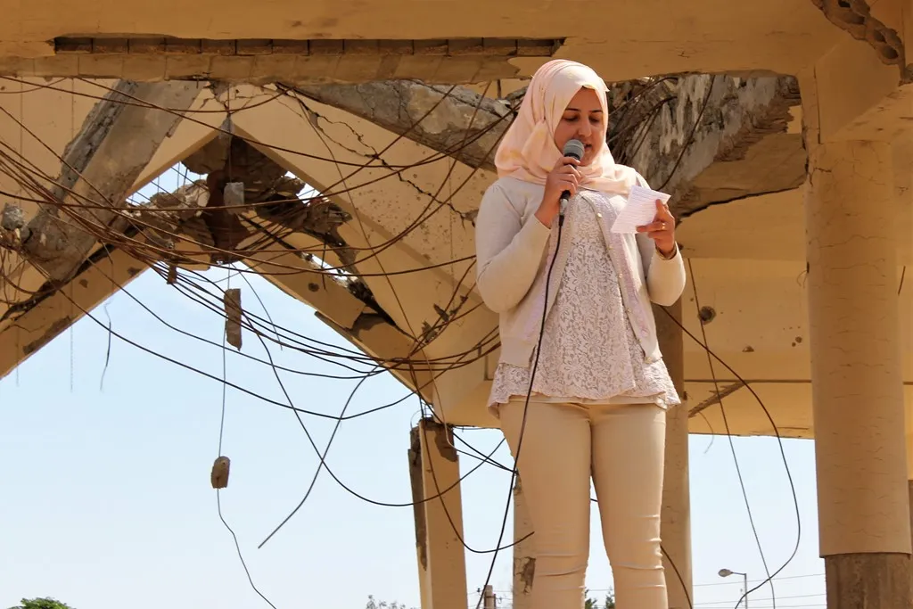 المسيحيون يزيحون الستار عن أول صليب ينصب في الطبقة بعد تحريرها