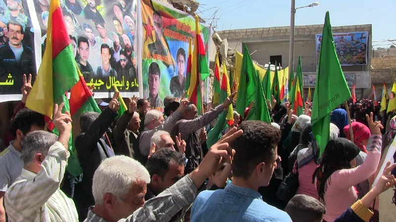 أهالي حلب يقدمون العزاء لذوي الشهيد عزت عفرين