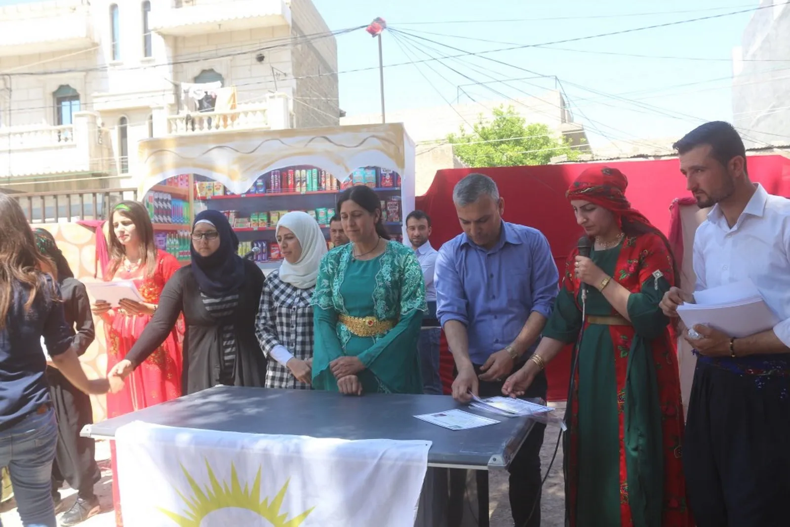 تكريم 68 طالب/ة في الذكرى السنوية الأولى لافتتاح مؤسسة اللغة الكردية في منبج