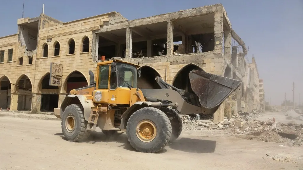 لجان إعادة إعمار الرقة تواصل أعمالها بإزالة الأنقاض