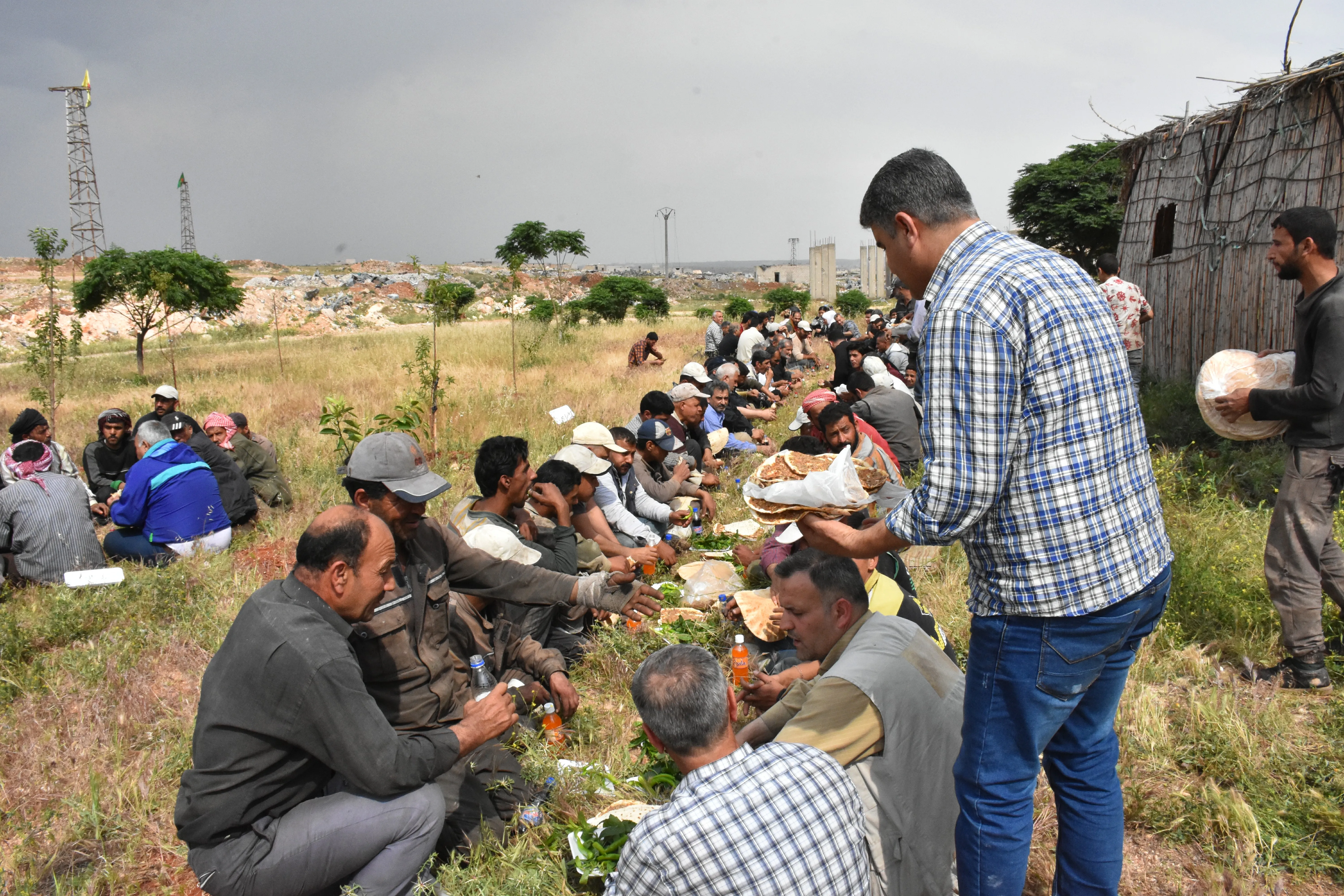 وليمة طعام... بادرة شكر لعمال حلب على جهودهم
