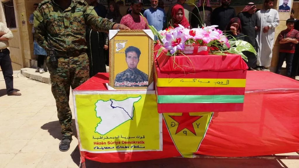 أهالي دير الزور يشيعون جثمان الشهيد حسين الحسين
