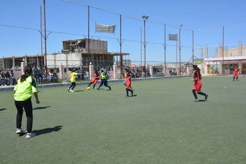 في خطوة تشجيعية.. مباريات تنافسية لكرة القدم بين طالبات المدارس