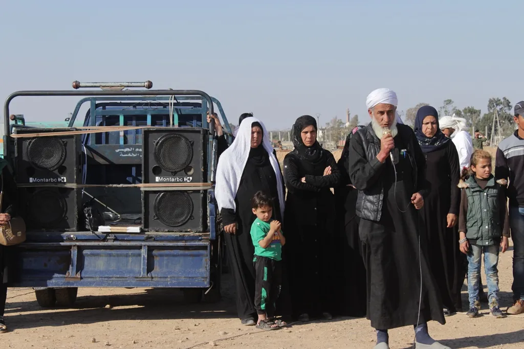 بمراسم مهيبة أهالي الطبقة يشيعون جثمان المناضل أبو ريش