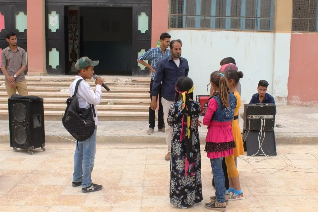 أطفال مدرسة حزيمة يعرضون مسرحية "تحاكي الواقع السوري"