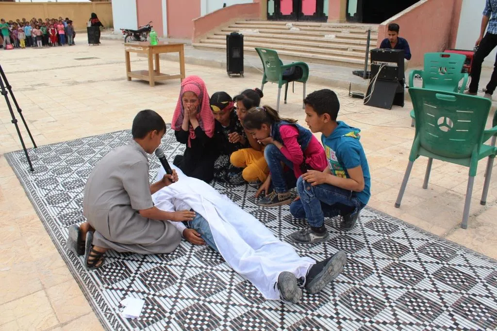أطفال مدرسة حزيمة يعرضون مسرحية "تحاكي الواقع السوري"