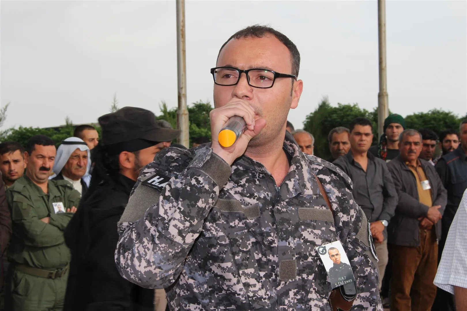 الآلاف يشيعون جثمان الشهيد آركش عضو قوات HAT