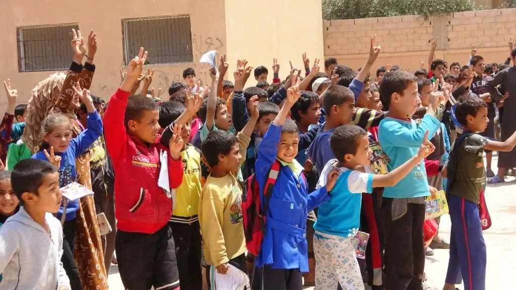 افتتحوا المدارس بإمكاناتهم وناشد مجلس دير الزور بالدعم