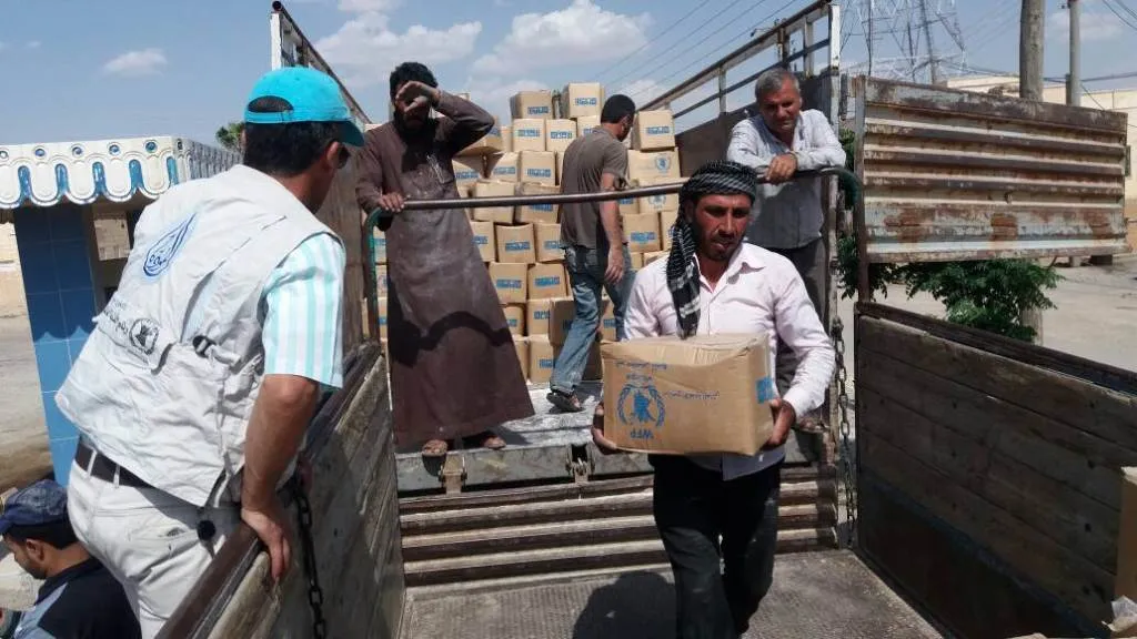 منظمات محلية توزع مساعدات ببلدة الجرنية