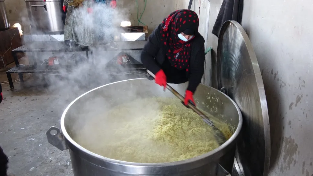 مطبخ مخيم عين عيسى يلبي حاجة النازحين برغم الإمكانات المحدودة
