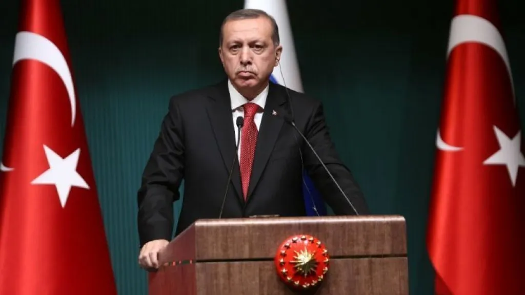 انحدار الليرة التركية يقلص فرص فوز أردوغان بالانتخابات
