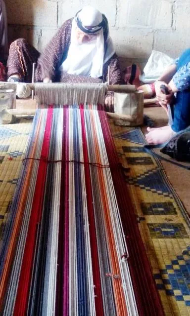 تبلغ 105 من العمر ولاتزال تمتهن صناعة السجاد اليدوي