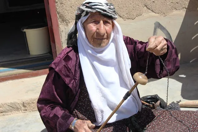 تبلغ 105 من العمر ولاتزال تمتهن صناعة السجاد اليدوي
