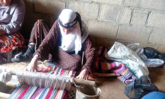 تبلغ 105 من العمر ولاتزال تمتهن صناعة السجاد اليدوي