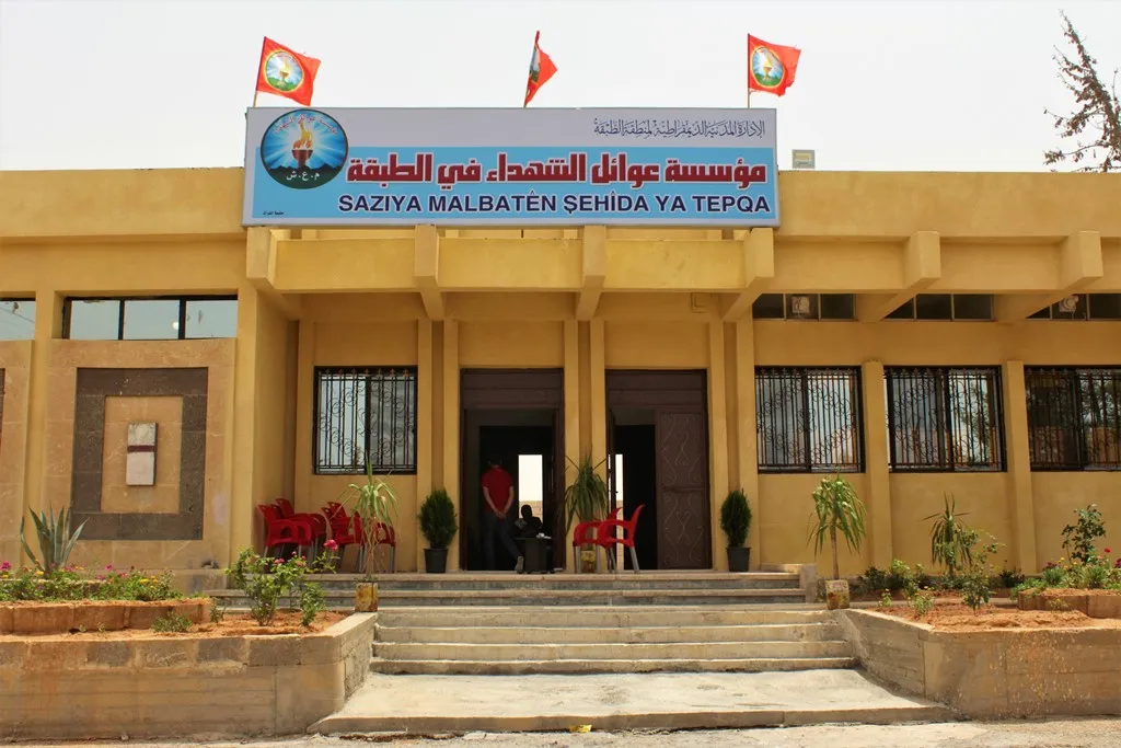 عوائل الشهداء الطبقة تعاهد بالسير على درب النضال والحرية المعبّد بدم الشهيد