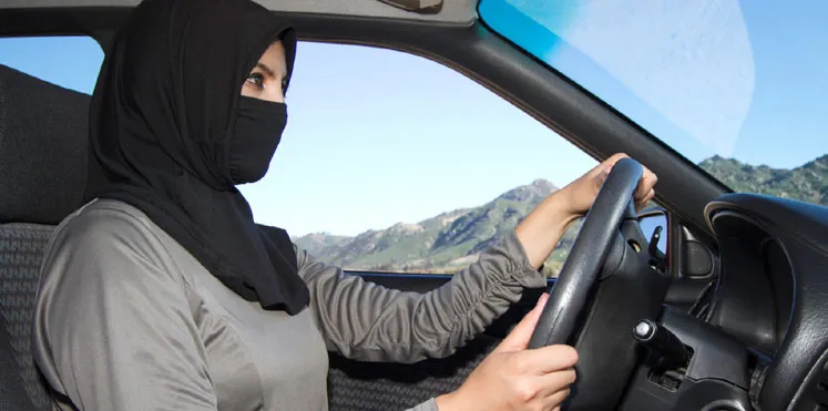 قانون قيادة المركبات يسمح للسعوديات بالعمل على سيارات الأجرة 