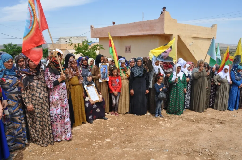 أهالي كوباني يقدمون واجب العزاء لذوي الشهيد عزيز تل غزال