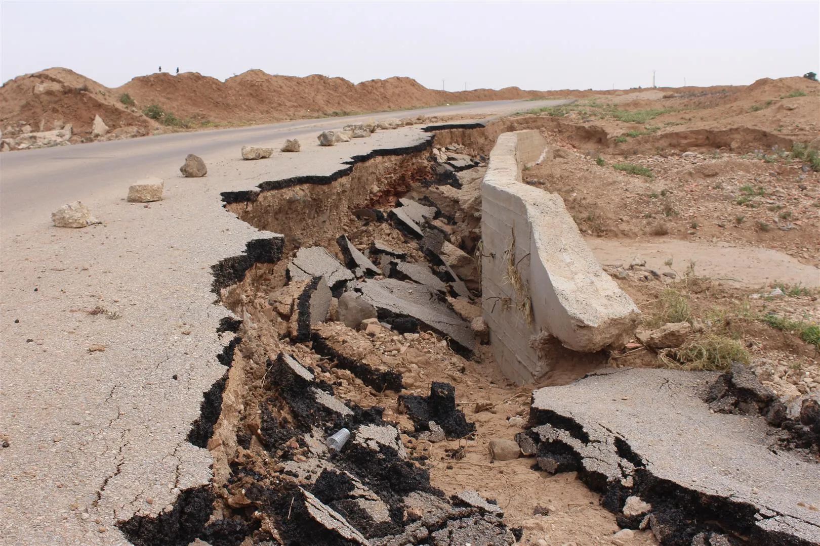 الطريق منهار.. والجهات المعنية تمتنع عن الرد