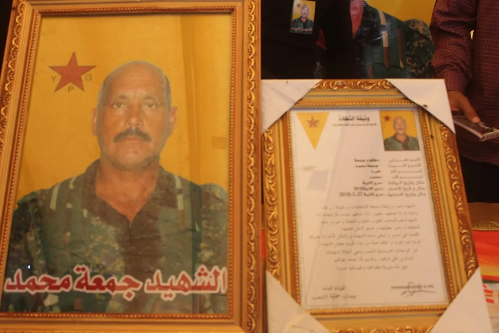 تقديم واجب العزاء لذوي الشهيد جمعة في سريه كانيه