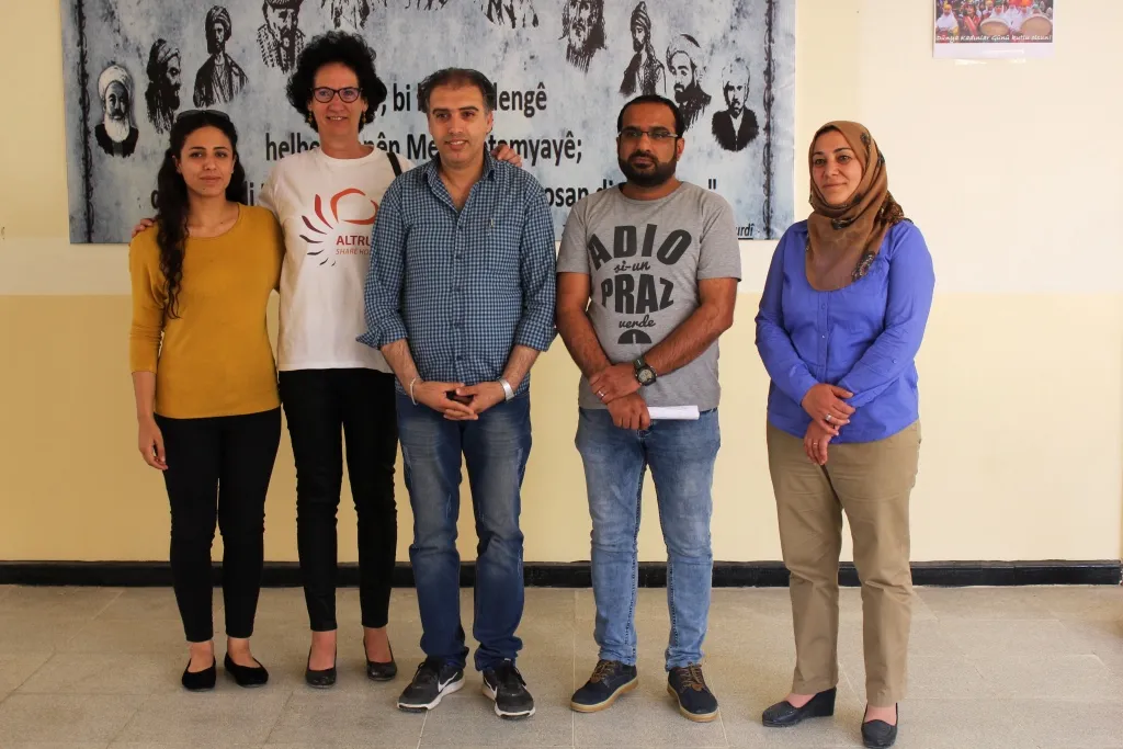 إدارية في منظمة هولندية تزور جامعة روج آفا