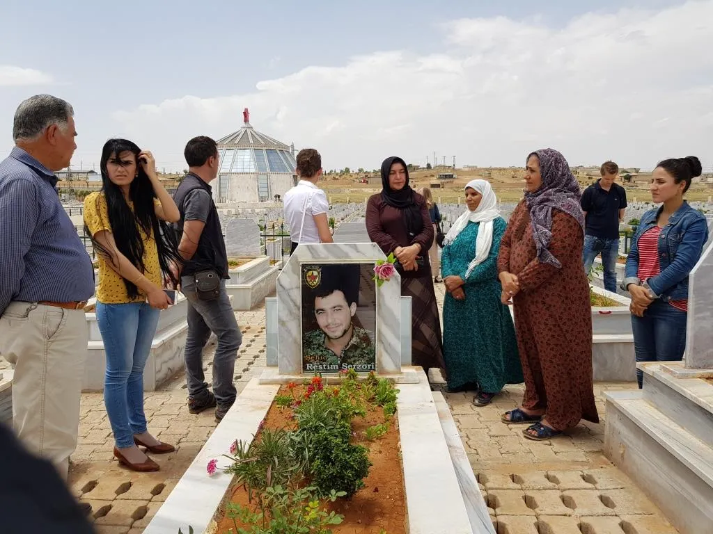 الوفد الألماني يزور كوباني ويضع أكاليل الورود على أضرحة الشهداء