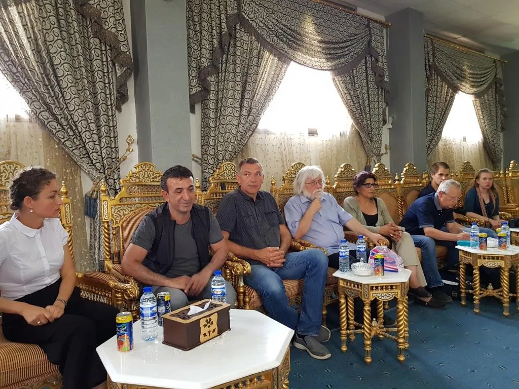 الوفد الألماني يزور كوباني ويضع أكاليل الورود على أضرحة الشهداء